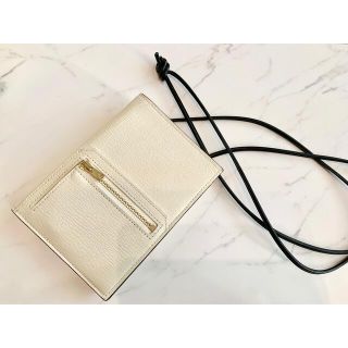 バーニーズニューヨーク(BARNEYS NEW YORK)のラルコバレーノ スマートショルダーウォレット ホワイト(財布)