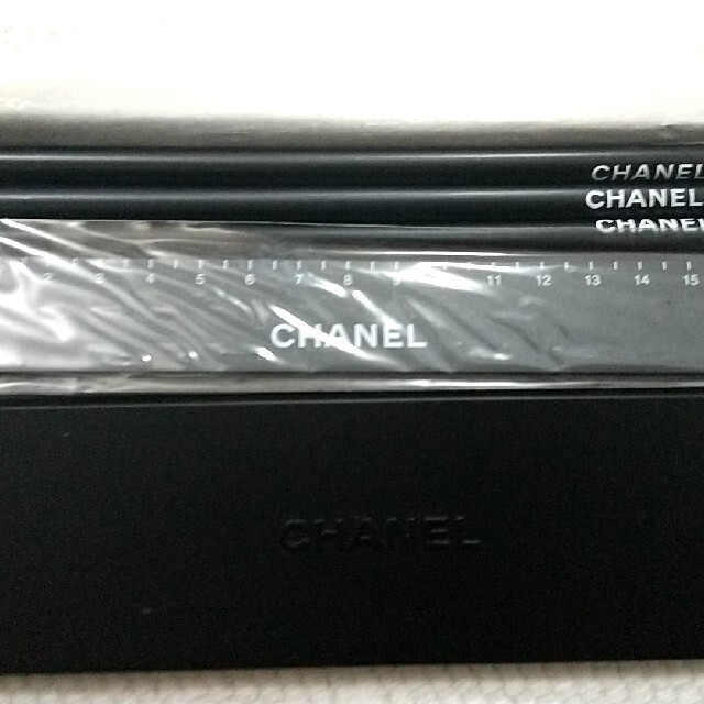 CHANEL(シャネル)の【新品・未使用品】CHANEL シャネル 非売品 鉛筆３本 ものさし ケース付き コスメ/美容のコスメ/美容 その他(その他)の商品写真