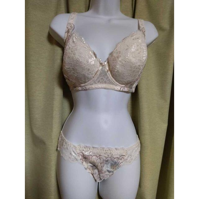 Kカップ ブラジャー