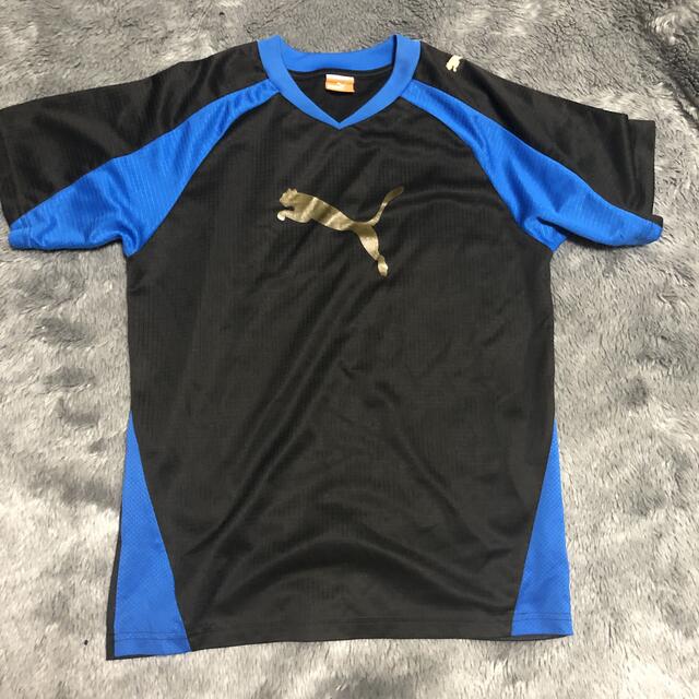 PUMA(プーマ)のプーマ　サッカーTシャツ　140サイズ　黒　青 スポーツ/アウトドアのサッカー/フットサル(ウェア)の商品写真