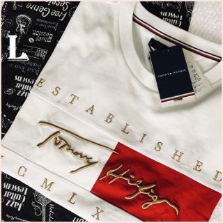 トミーヒルフィガー(TOMMY HILFIGER)の黄金の刺繍文字が白を引き立てるシグネチャーロゴTシャツ　ホワイトL(Tシャツ/カットソー(半袖/袖なし))