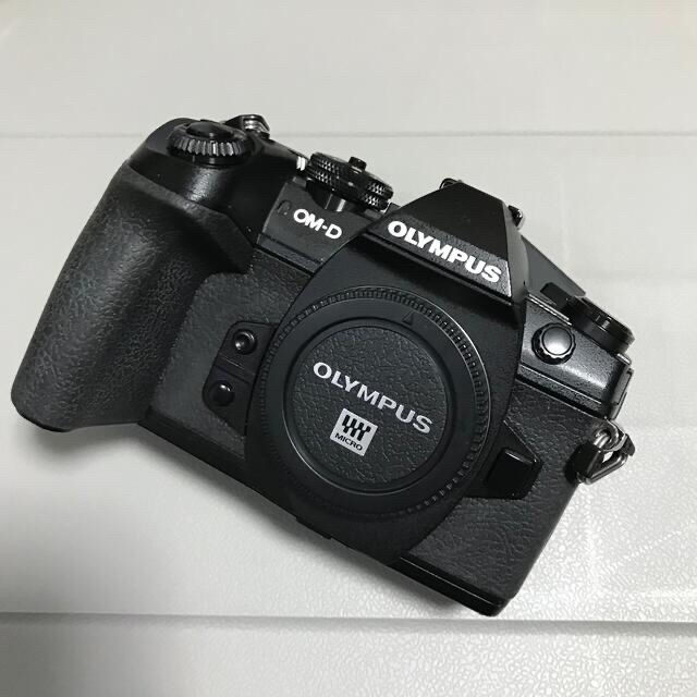 OLYMPUS(オリンパス)の美品: OM-D E-M1 Mark II ボディ＋付属品 スマホ/家電/カメラのカメラ(ミラーレス一眼)の商品写真