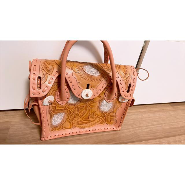 GRACE CONTINENTAL(グレースコンチネンタル)のカービングトライブス ピンク マエストラ レディースのバッグ(ハンドバッグ)の商品写真
