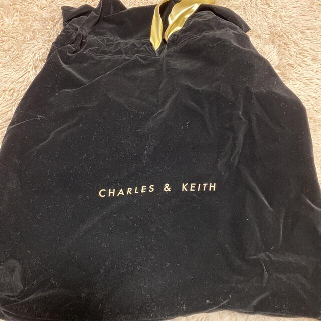 Charles and Keith(チャールズアンドキース)の美品　黒チャールズアンドキース　ショルダーハンドバッグ　メタリックプッシュロック レディースのバッグ(ショルダーバッグ)の商品写真