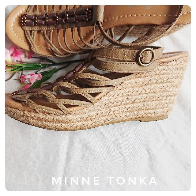 Minnetonka(ミネトンカ)のMINNE TONKA ウエッジソール スタッズサンダル ミネトンカ 23.0㎝ レディースの靴/シューズ(サンダル)の商品写真