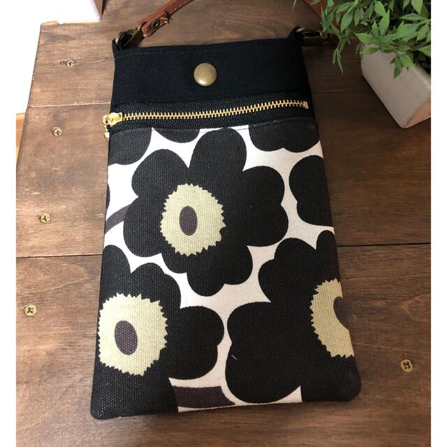 marimekko(マリメッコ)のスマホケース　スマホポーチ　かわいい！　ハンドメイド　マリメッコ  ウニッコ ハンドメイドのファッション小物(ポーチ)の商品写真