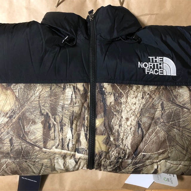 THE NORTH FACE(ザノースフェイス)のTHE NORTH FACE NUPTSE JACKET LEAVES  メンズのジャケット/アウター(ダウンジャケット)の商品写真