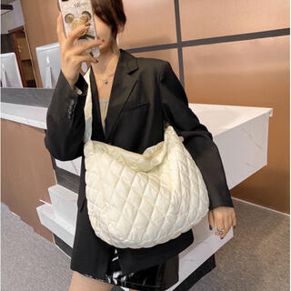 キルティング ショルダーバッグ 白 ホワイト トートバッグ 韓国ファッション(ショルダーバッグ)
