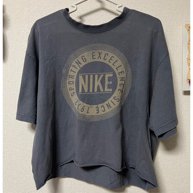 NIKE(ナイキ)のNIKE ショート丈Tシャツ レディースのトップス(シャツ/ブラウス(半袖/袖なし))の商品写真