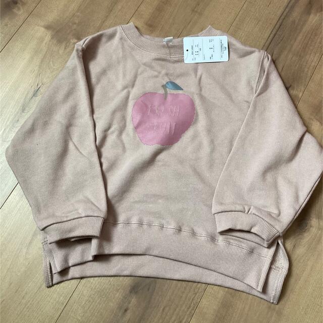 しまむら(シマムラ)の新品　100サイズ　トレーナー　りんご キッズ/ベビー/マタニティのキッズ服女の子用(90cm~)(Tシャツ/カットソー)の商品写真