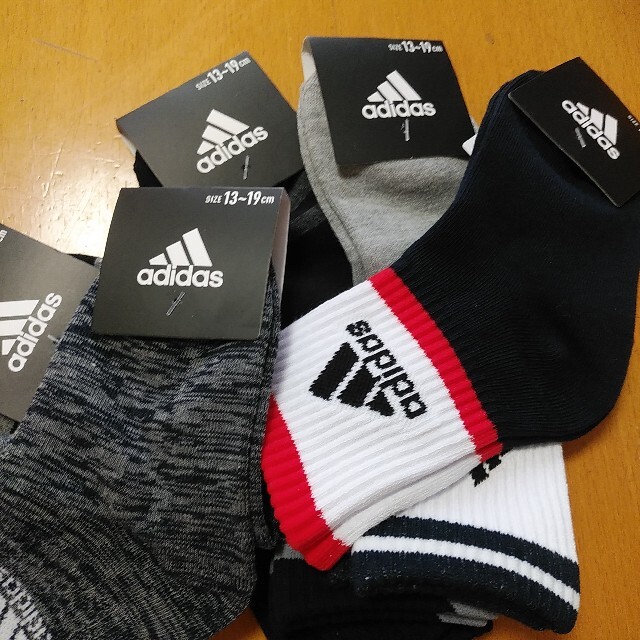 adidas(アディダス)の【新品】アディダス　ソックス　靴下　5足セット　13-19cm キッズ/ベビー/マタニティのこども用ファッション小物(靴下/タイツ)の商品写真