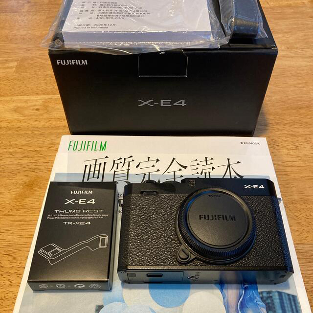 富士フイルム(フジフイルム)のFUJI FILM  X-E4 BLACK サムレスト　TR-XE4 スマホ/家電/カメラのカメラ(ミラーレス一眼)の商品写真