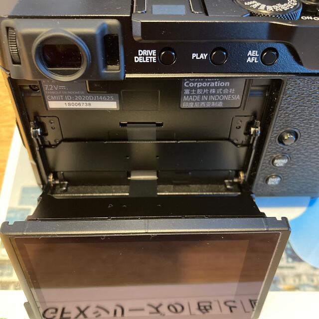 富士フイルム(フジフイルム)のFUJI FILM  X-E4 BLACK サムレスト　TR-XE4 スマホ/家電/カメラのカメラ(ミラーレス一眼)の商品写真