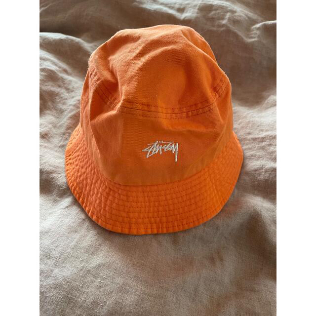 STUSSY(ステューシー)のStussy バケットハット　オレンジ レディースの帽子(ハット)の商品写真