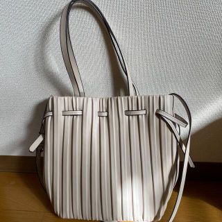 ザラ(ZARA)のZARA プリーツ加工バッグ　ベージュ(ショルダーバッグ)