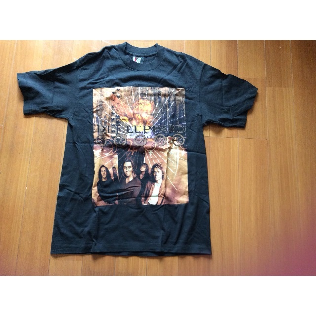 デフレパード Tシャツ Ｌサイズ エンタメ/ホビーのタレントグッズ(ミュージシャン)の商品写真