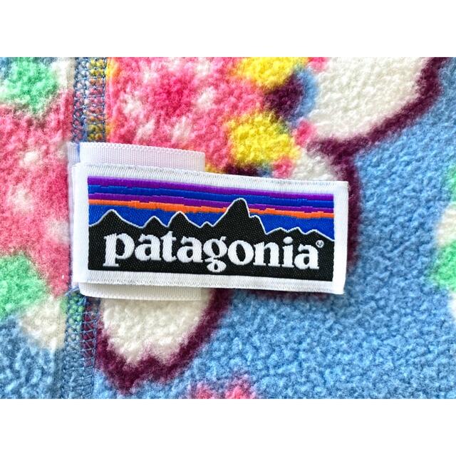 patagonia(パタゴニア)の美品／パタゴニア『ベビーシンチラフリースベスト』ジップアップ／フラワー柄／ブルー キッズ/ベビー/マタニティのキッズ服女の子用(90cm~)(ジャケット/上着)の商品写真