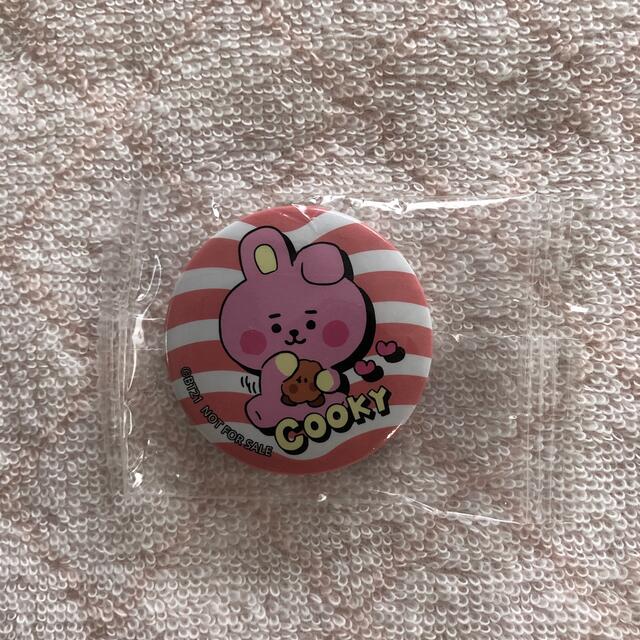 防弾少年団(BTS)(ボウダンショウネンダン)のくら寿司　びっくらポン　BT21  cooky 缶バッジ エンタメ/ホビーのおもちゃ/ぬいぐるみ(キャラクターグッズ)の商品写真