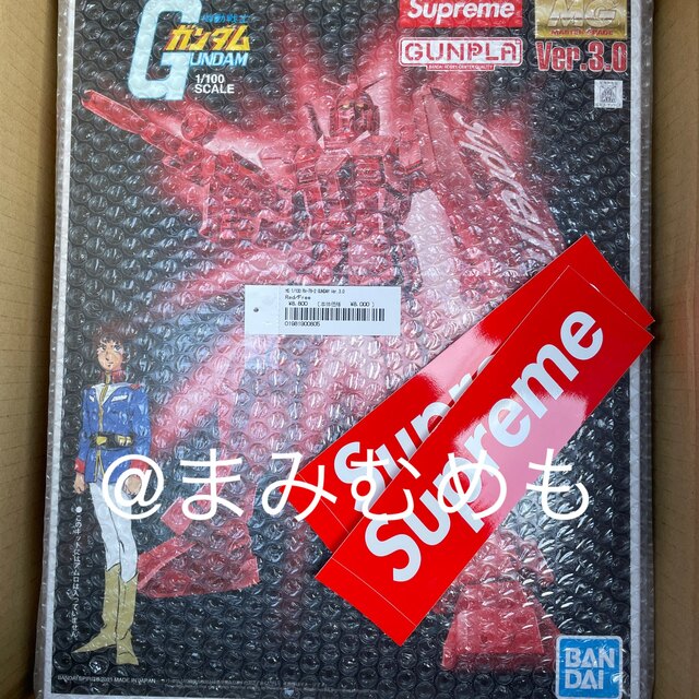 Supreme(シュプリーム)のSupreme MG 1/100 RX-78-2 GUNDAM Ver.3.0  エンタメ/ホビーのおもちゃ/ぬいぐるみ(模型/プラモデル)の商品写真