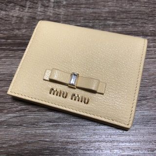 ミュウミュウ(miumiu)の未使用　ミュウミュウ　リボン　二つ折り財布　コンパクトウォレット　レザー(財布)