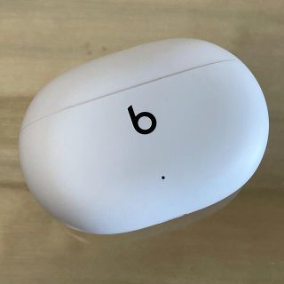 ビーツバイドクタードレ(Beats by Dr Dre)の美品★Beats Studio Buds 充電ケースのみ ホワイト／W6(ヘッドフォン/イヤフォン)