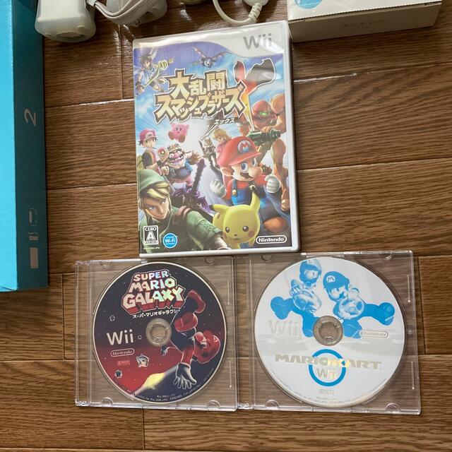 Wii(ウィー)のWii本体とソフトのセット　値下げしました エンタメ/ホビーのゲームソフト/ゲーム機本体(家庭用ゲーム機本体)の商品写真