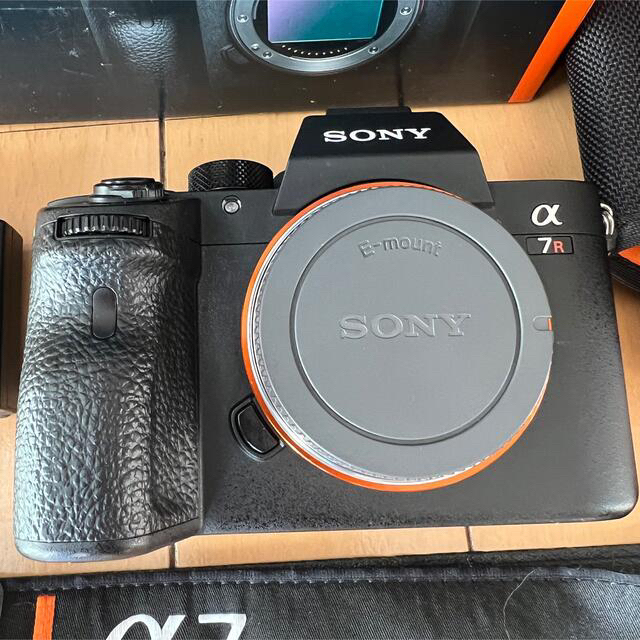 SONY(ソニー)のSONY a7r3 α7RⅢ 完動品 美品 付属品多数 ミラーレス一眼　三脚付 スマホ/家電/カメラのカメラ(ミラーレス一眼)の商品写真