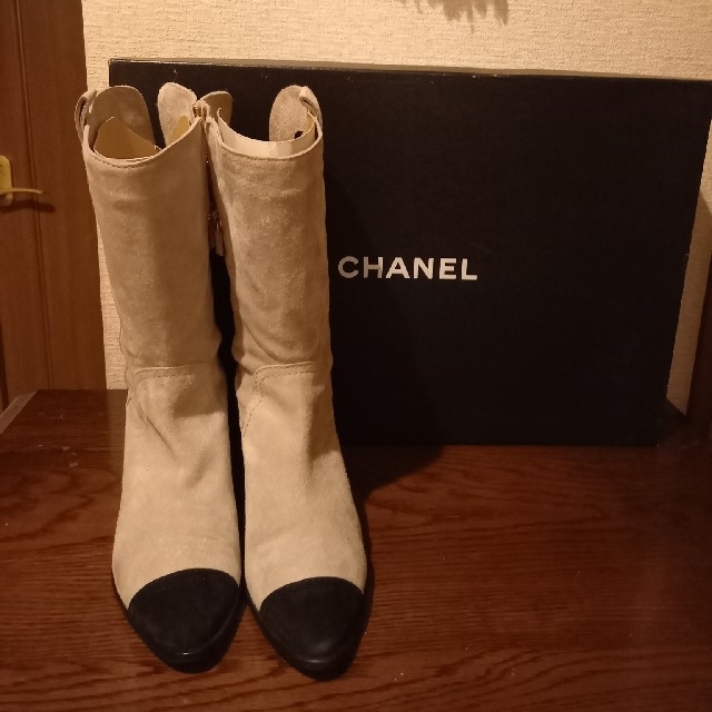 CHANEL(シャネル)の定価16万　シャネルCCマーク スエードブーツ レディースの靴/シューズ(ブーツ)の商品写真