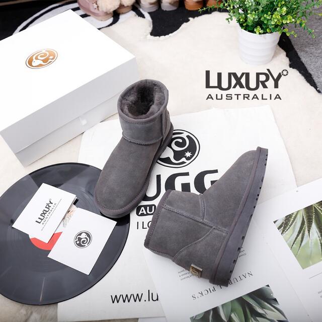 UGG(アグ)の【新品】LUXURY UGG天然ウール　ムートンブーツ23CMショートブーツ レディースの靴/シューズ(ブーツ)の商品写真