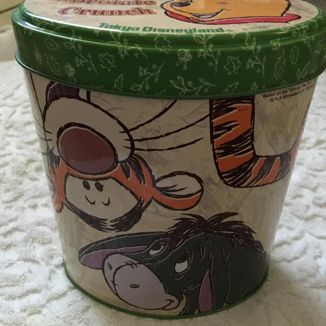 Disney(ディズニー)のディズニーくまのプーさんお菓子缶 エンタメ/ホビーのおもちゃ/ぬいぐるみ(キャラクターグッズ)の商品写真
