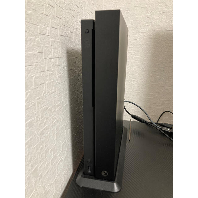 Xbox(エックスボックス)の美品 XBOX ONE X 1TB 新型コントローラー他付属 エンタメ/ホビーのゲームソフト/ゲーム機本体(家庭用ゲーム機本体)の商品写真