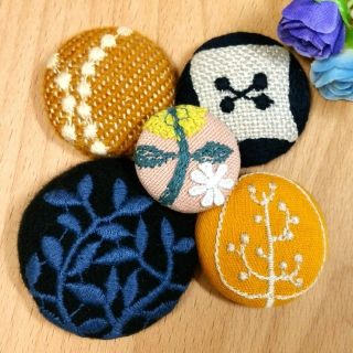 ミナペルホネン(mina perhonen)の《ハンドメイド》＊花ツリー葉っぱ丸刺繍くるみボタンのヘアゴムお得な５点セット③(ヘアアクセサリー)