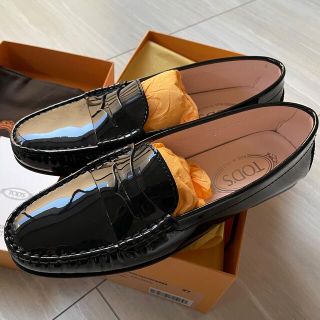 TOD'S - 新品 TOD'S ドライビングシューズ 黒エナメル 37 ローファーの ...