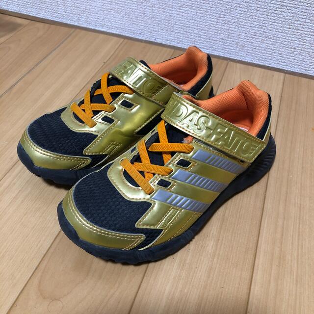 adidasスニーカー 19.0 ゴールド　アディダス NIKEミズノasics キッズ/ベビー/マタニティのキッズ靴/シューズ(15cm~)(スニーカー)の商品写真