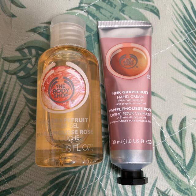 THE BODY SHOP(ザボディショップ)のピンクグレープフルーツハンド&シャワーデュオ　THE BODY SHOP 値下げ コスメ/美容のボディケア(ハンドクリーム)の商品写真