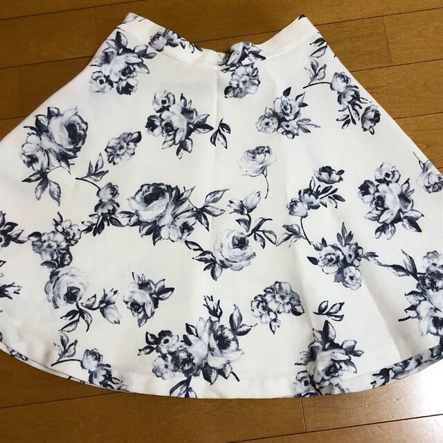 CECIL McBEE(セシルマクビー)のセシルマクビー　花柄スカート レディースのスカート(ひざ丈スカート)の商品写真