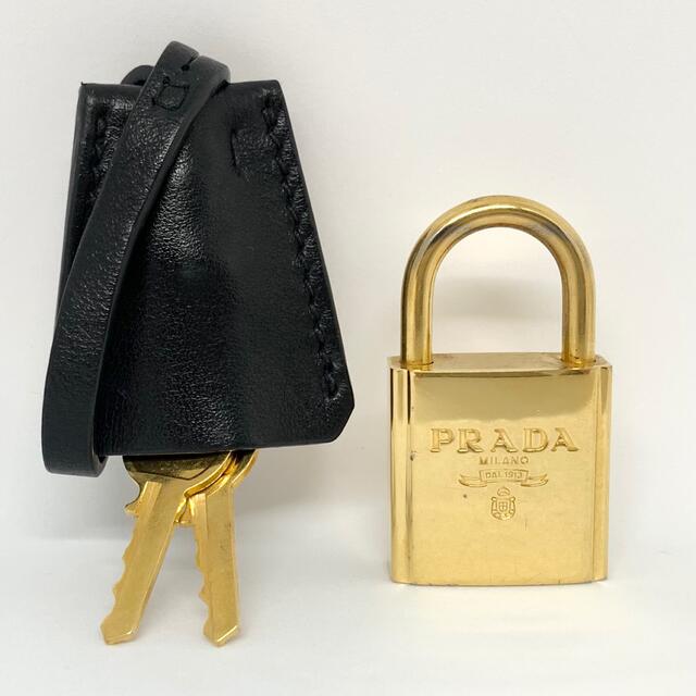 PRADA(プラダ)のPRADA プラダ ゴールド 鍵 パドロック 南京錠 鍵2本 レディースのアクセサリー(チャーム)の商品写真