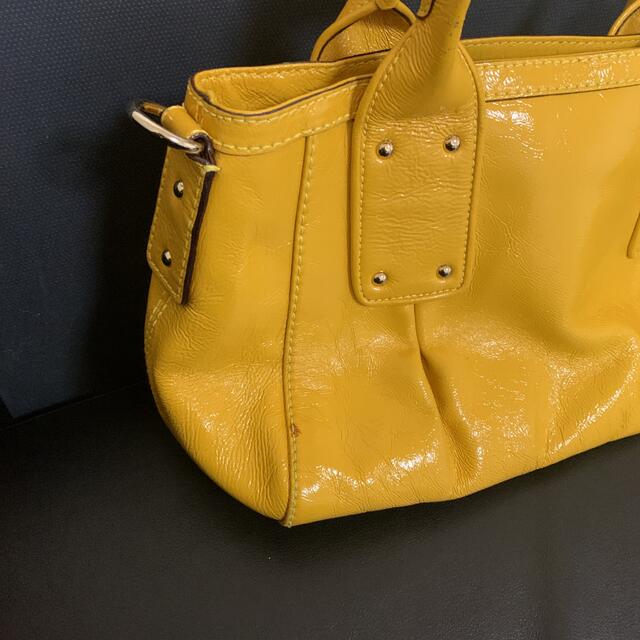 kate spade new york(ケイトスペードニューヨーク)のケイトスペード　黄色　エナメル　ショルダーバッグ レディースのバッグ(ハンドバッグ)の商品写真