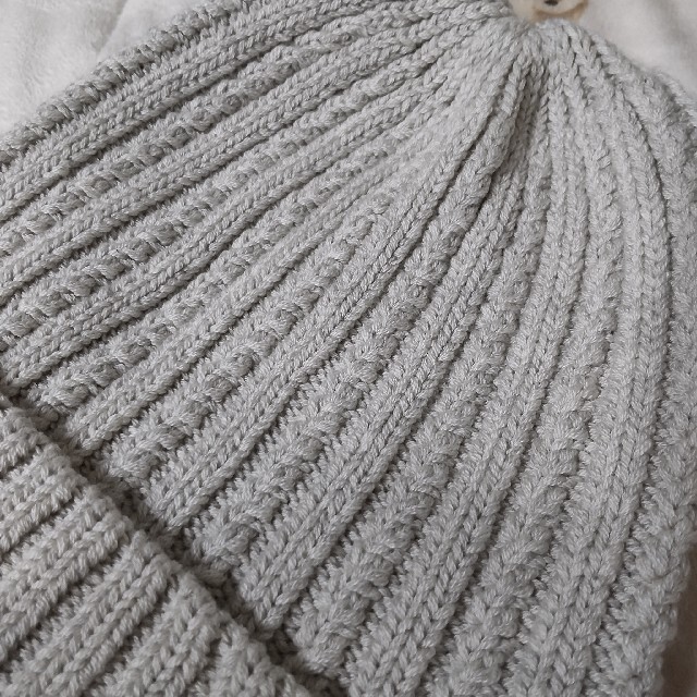 GU(ジーユー)のケーブル編みニットキャップ　ニット帽　ベージュ レディースの帽子(ニット帽/ビーニー)の商品写真