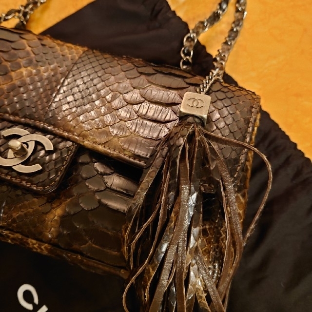 CHANEL(シャネル)のお値下げ❣️レア❣️CHANELショルダーバッグ パイソンレザーバッグ レディースのバッグ(ショルダーバッグ)の商品写真