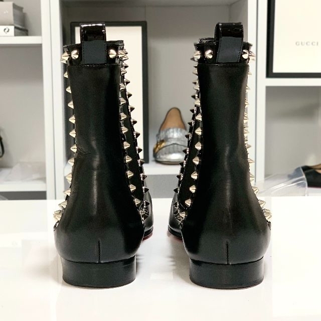 Christian Louboutin(クリスチャンルブタン)の3638 クリスチャンルブタン レザー スパイク サイドゴア ショートブーツ レディースの靴/シューズ(ブーツ)の商品写真