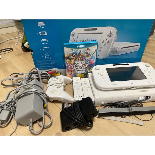 Wii(ウィー)の任天堂　Nintendo Wii U + 大乱闘スマッシュブラザーズ エンタメ/ホビーのゲームソフト/ゲーム機本体(家庭用ゲームソフト)の商品写真