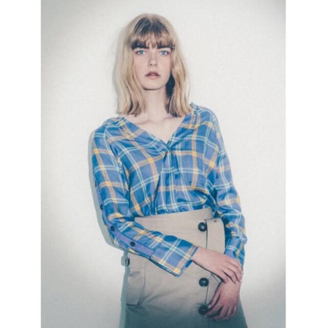 SNIDEL(スナイデル)のSNIDEL サイドボタンチェックシャツ+スカート　セットアップ レディースのトップス(シャツ/ブラウス(長袖/七分))の商品写真
