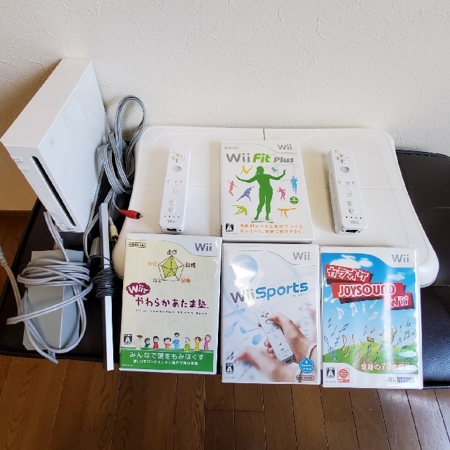 【送料無料】Wii本体一式+Wii Fit plus&ボードほかソフト多数 エンタメ/ホビーのゲームソフト/ゲーム機本体(家庭用ゲーム機本体)の商品写真