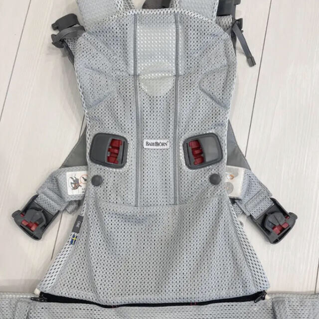 BABYBJORN(ベビービョルン)の値下げ☆美品☆ベビービョルン ONE KAI AIR  抱っこ紐  シルバー キッズ/ベビー/マタニティの外出/移動用品(抱っこひも/おんぶひも)の商品写真