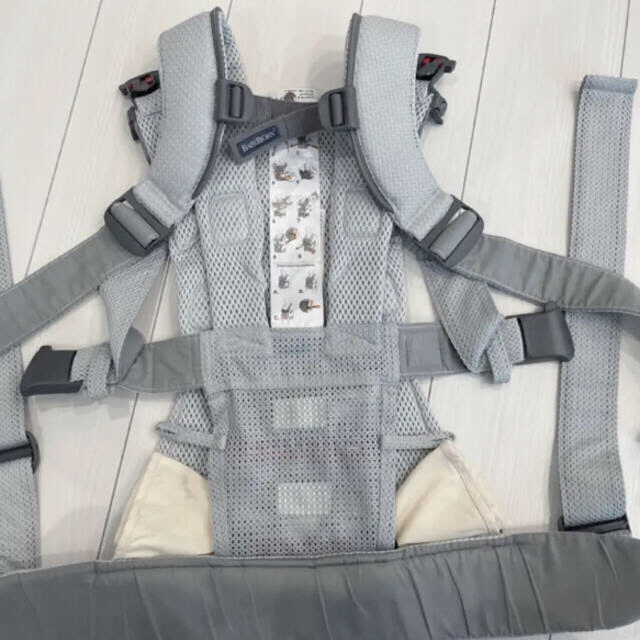 BABYBJORN(ベビービョルン)の値下げ☆美品☆ベビービョルン ONE KAI AIR  抱っこ紐  シルバー キッズ/ベビー/マタニティの外出/移動用品(抱っこひも/おんぶひも)の商品写真