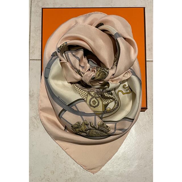Hermes(エルメス)の人気のピンク　定番の馬車柄　エルメス　スカーフ　カレ90 レディースのファッション小物(バンダナ/スカーフ)の商品写真