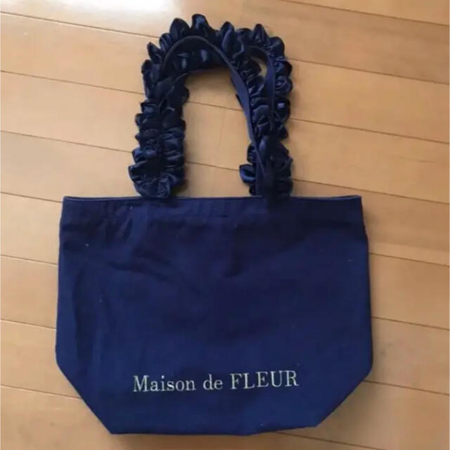Maison de FLEUR(メゾンドフルール)の《最終価格2月末まで》フリルハンドトートバッグ レディースのバッグ(トートバッグ)の商品写真