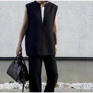 COS - COS DEEP V-NECK SLEEVELESS TOP の通販 by m's shop ...