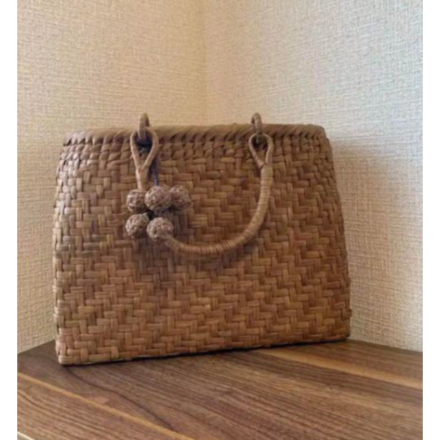 山葡萄 手作り 籠バッグ 網代編み チャーム付き バッグ 山葡萄 手作り 籠バッグ 網代編み チャーム付き バッグ